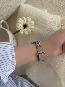 這款相容手錶錶帶採用杏色與銀色金屬鏈縫線設計，展現低調奢華與經典高端質感，簡約百搭，適用於 Ultra/9/8/7/6/5/4/3/SE 系列，適合 49mm、45mm、44mm、42mm、41mm、40mm 及 38mm 錶徑 - 米杏色 - 查看 7