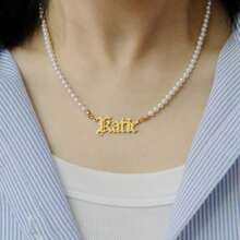 个性化古英文名项链配珍珠链，女士金色哥特式项链，母亲项链，妈妈珠宝，送给妈妈的手工礼物 - 白色 - 查看 2