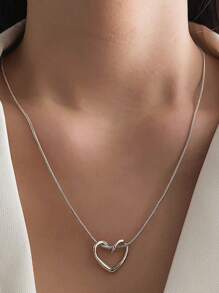 1 paquet Pendentif courbé en forme de cœur creux doré ou argenté à la mode en acier inoxydable. Cadeau de bijoux pour femmes avec chaîne en forme d'os de serpent. Saint-Valentin