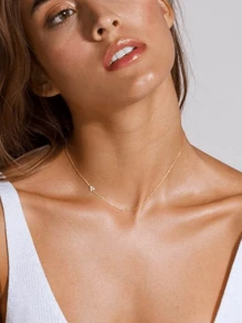 1 件精致金色首字母项链时尚侧身 26 字母吊坠锁骨项链女士