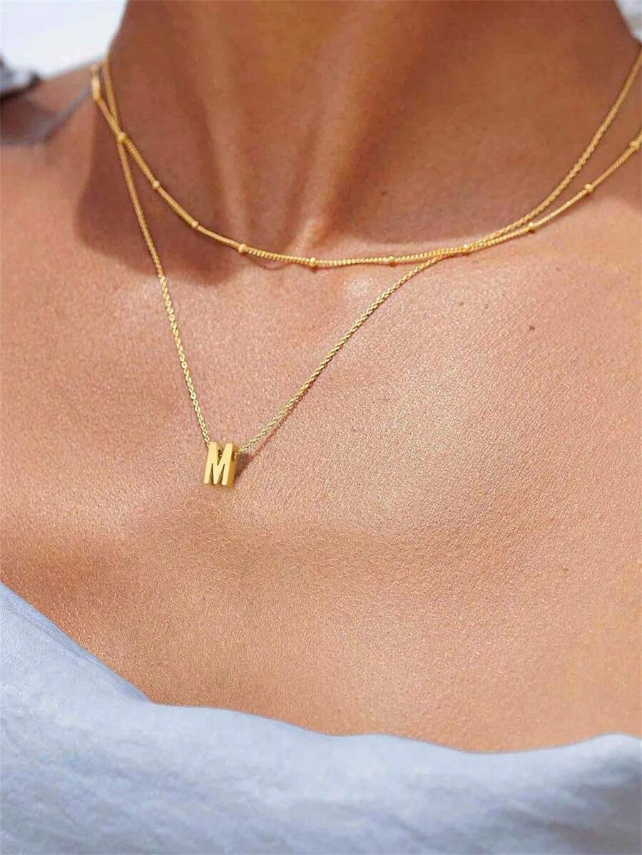 2 件简约优雅女士金色不锈钢 26 个字母吊坠项链套装，是送给女朋友、妻子、母亲、家人和朋友的时尚珠宝礼物 - 金色 - 查看 1