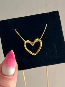 1 paquet Pendentif courbé en forme de cœur creux doré ou argenté à la mode en acier inoxydable. Cadeau de bijoux pour femmes avec chaîne en forme d'os de serpent. Saint-Valentin