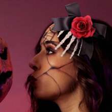 2 件万圣节玫瑰骷髅侧发夹套装哥特式发饰，黑红玫瑰配骷髅手，怪异蝴蝶结骷髅发夹，适合女士节日派对万圣节发饰 - 彩色 - 查看 3