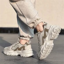 Zapatillas de color block con suela gruesa para hombre, zapatos deportivos ligeros y transpirables para actividades al aire libre - Beis - Ver 6