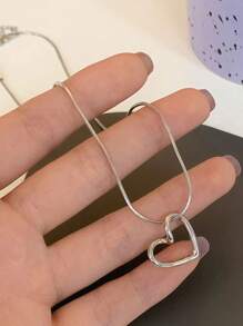 1 paquet Pendentif courbé en forme de cœur creux doré ou argenté à la mode en acier inoxydable. Cadeau de bijoux pour femmes avec chaîne en forme d'os de serpent. Saint-Valentin
