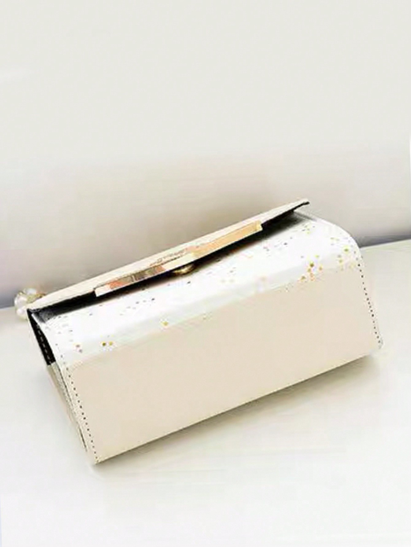 حقيبة كروس بودي مربعة مزينة بالفيونكة والخرز الاصط...