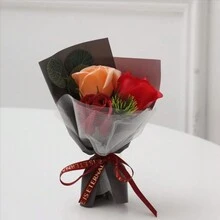 1 ramo de flores artificiales contiene 3 rosas falsas, Gypsophila artificial Flor de bebé, papel de envolver flores, Flores de jabón inmortales de 20cmx13cm, adecuado para regalos de cumpleaños o aniversario para mamá, mejores amigas, amigos, regalos del Día de la Madre, San Valentín, recuerdos de boda y decoración de mesa para fiestas en el hogar - Multicolor - Ver 9
