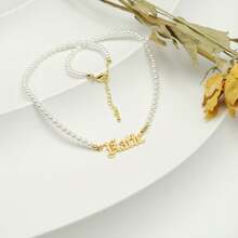 个性化古英文名项链配珍珠链，女士金色哥特式项链，母亲项链，妈妈珠宝，送给妈妈的手工礼物 - 白色 - 查看 4