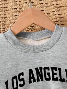 Conjunto de sudadera de cuello redondo cálida con estampado de letras y pantalones deportivos para niños preadolescentes