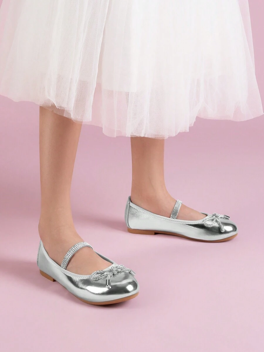 Girls Dress Shoes Slip-On Flower Girl Bow Ballet Flats With The Perfect Dress For Parties, Weddings, Shows, And More Special Occasions,Lightweight TPR Outsole (Little/Big Kids) - 銀色 - 查看 1