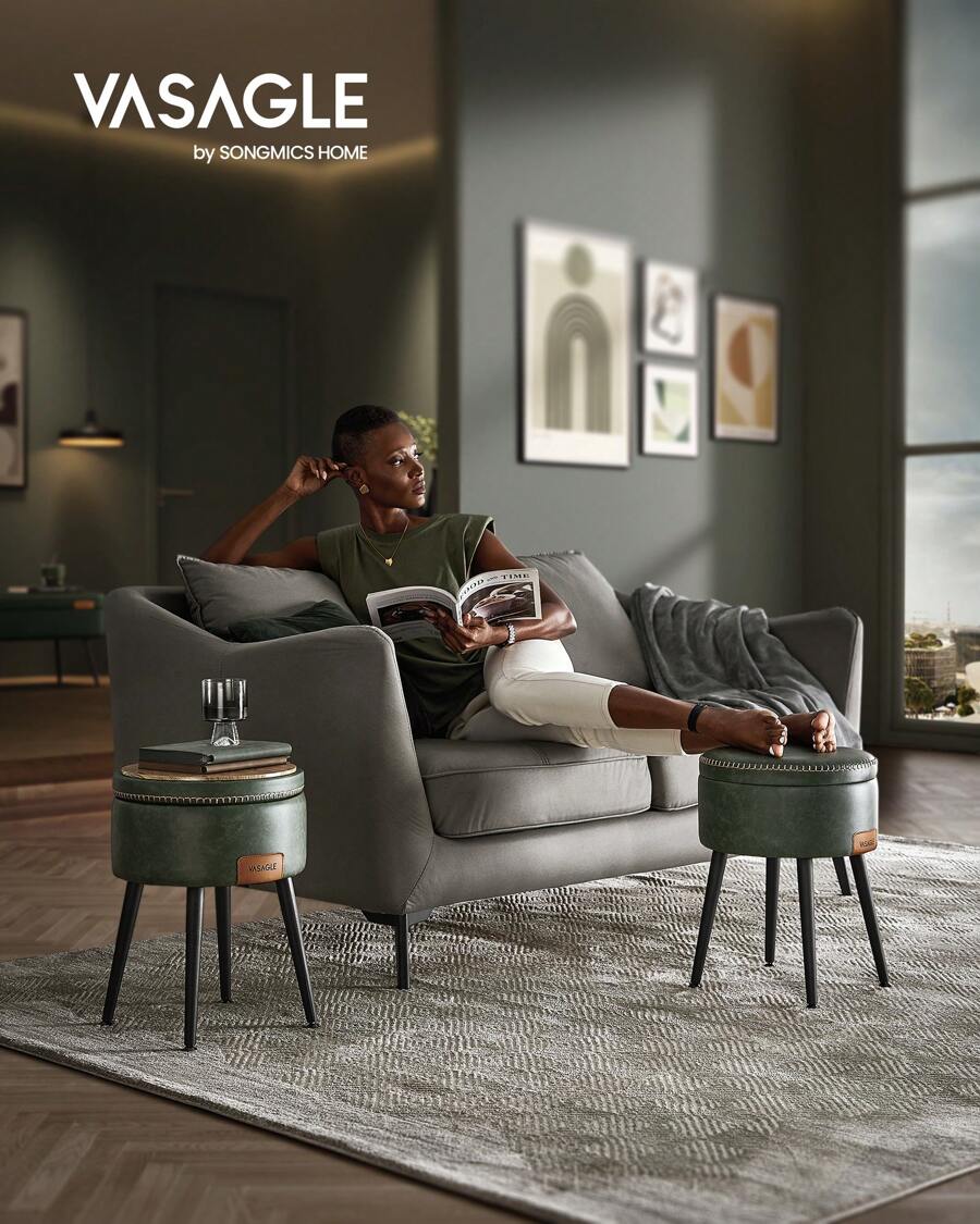 VASAGLE EKHO Collezione - Sgabello, Pouf Contenitore, Rivestimento in PU con Cuciture, Moderno di Metà Secolo, Poggiapiedi Rotondo con Gambe in Acciaio, Portata di 150 kg, Marrone Caramello/ Verde Foresta - Verde - Visualizzare 1