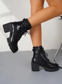 女式英伦风格圆头厚底靴；系带侧拉链设计，易于穿脱，可调节皮带扣，朋克复古经典百搭；适合日常外出、约会和聚会，作为时尚踝靴