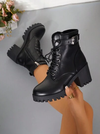 女式英伦风格圆头厚底靴；系带侧拉链设计，易于穿脱，可调节皮带扣，朋克复古经典百搭；适合日常外出、约会和聚会，作为时尚踝靴