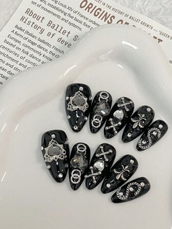 一片杏仁形水钻装饰假指甲。适合派对、生日和日常佩戴，提升你的风格，展现你的魅力。按压式指甲 美甲用品 美甲