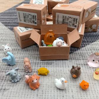 1 pieza Caja ciega de sorpresa aleatoria con modelo de entrega de paquete expreso micro, figura de animal 3D