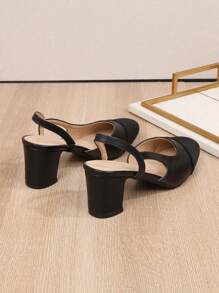 2025 新款方头拼色露边踝带经典法式设计大码女式凉鞋，老款风格，皮鞋，中跟，粗跟高跟鞋，时尚高跟鞋，复古法式优雅低跟小码鞋