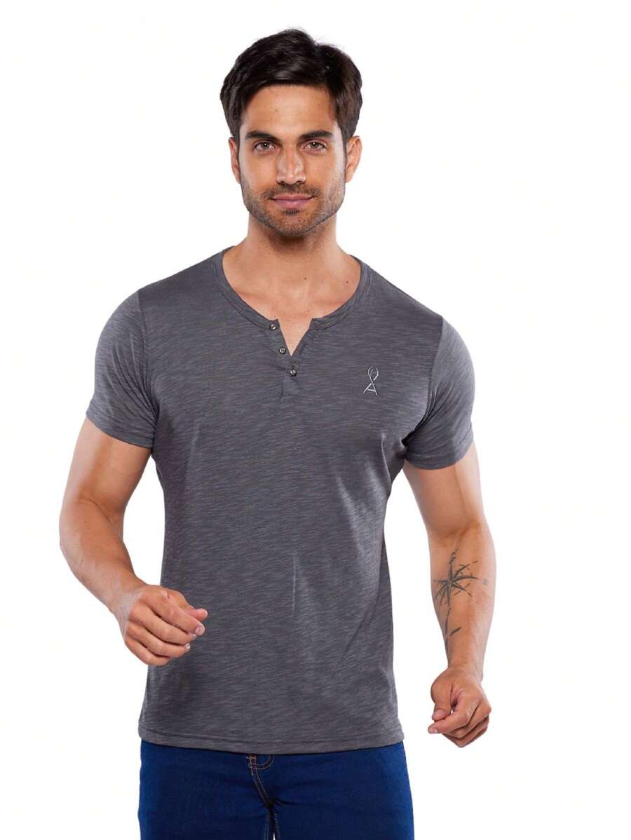 Playera Manga Corta para Hombre Cuello Aletilla con 3 Botones Sport Slim Fit 100% Transpirable, con Bordado Marca Alfani - Gris Oscuro - Ver 1