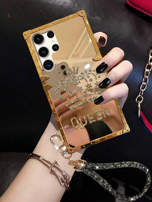 1 Peça Estojo Protetor de Telefone Retangular com Pulseira Pendurada e Coroa de Rainha Dourada com Strass de Luxo, Compatível com 16/ Galaxy Z Flip3/S24FE/Z Flip4/S23FE/S20+/S20U/S21U/S22U/S23U/S24Ultra 5G/Note20Ultra/Note10+/A04E/A05/A12/A13 4G/A14/A15/A22/A23/A24/A25/A32/A33/Realme C53/C55/Redmi Note12 Pro+ 5G/Note13 Pro/Vivo Y36 5G/Infinix Smart8/ Spark20/Etc.