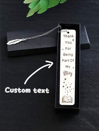 1 stuk gepersonaliseerde gegraveerde roestvrijstalen hanger in de vorm van een boek, hulpmiddel voor leesondersteuning, bladwijzer voor studenten, leuk en interessant cadeau voor boekenliefhebbers, cadeau voor vrienden, cadeau voor leraren op Lerarendag, hangende hanger in de vorm van een bladwijzer, in geschenkdoos, afstudeercadeau, studentencadeau, schoolbenodigdheden, terug naar school, multifunctioneel, decoratief, herbruikbaar, modern, kleurrijk, schattig, vintage, cartoon, kawaii, op maat gemaakt, gepersonaliseerd, uniek, aangepast, werknemers, klanten, studenten, voor zaken/werk/kantoor, voor school, schoolbenodigdheden, terug naar school, voor kantoor, voor school, voor klaslokaal, cadeaus voor leraren, voor de universiteit, voor collega's, voor slaapzalen, voor leraren, voor jongens en meisjes, voor tieners, middelbare scholieren, middelbare scholieren, hogere middelbare scholieren, studenten, universiteitsstudenten, eerstejaars, tweedejaars, eerstejaars