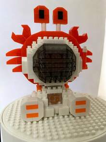 一套夜光星座主题积木套装，以宇航员为主题，装在一个彩色盒子里。该套装包括可在室内组装成小巧可爱的装饰品的微型积木。非常适合作为礼物赠送，也可作为卡通玩具收藏家的时尚配饰。（部分零件颜色随机）房间装饰 - 彩色 - 查看 8