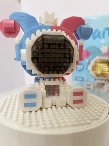 一套夜光星座主题积木套装，以宇航员为主题，装在一个彩色盒子里。该套装包括可在室内组装成小巧可爱的装饰品的微型积木。非常适合作为礼物赠送，也可作为卡通玩具收藏家的时尚配饰。（部分零件颜色随机）房间装饰 - 彩色 - 查看 16