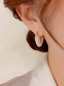 1对创意心形耳环，镶嵌人造珍珠，锌合金材质，优雅复古风格，女士约会耳环 - 白色 - 查看 7