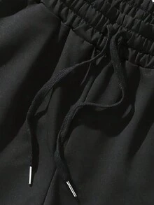 青少年酷炫星形印花黑色休闲短裤：这款休闲时尚的印花抽绳短裤专为青少年设计。宽松版型，饰有独特酷炫的星形马赛克印花图案，并配有实用的抽绳腰带。短裤长度及膝，尽显街头风范，打造轻松休闲的剪裁，是馈赠亲朋好友的理想之选。 - 黑色 - 查看 3