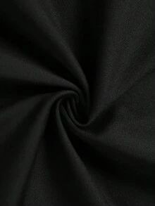 青少年酷炫星形印花黑色休闲短裤：这款休闲时尚的印花抽绳短裤专为青少年设计。宽松版型，饰有独特酷炫的星形马赛克印花图案，并配有实用的抽绳腰带。短裤长度及膝，尽显街头风范，打造轻松休闲的剪裁，是馈赠亲朋好友的理想之选。 - 黑色 - 查看 4