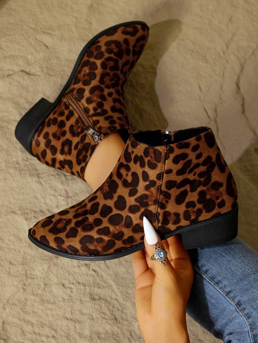 女士时尚踝靴和切尔西靴