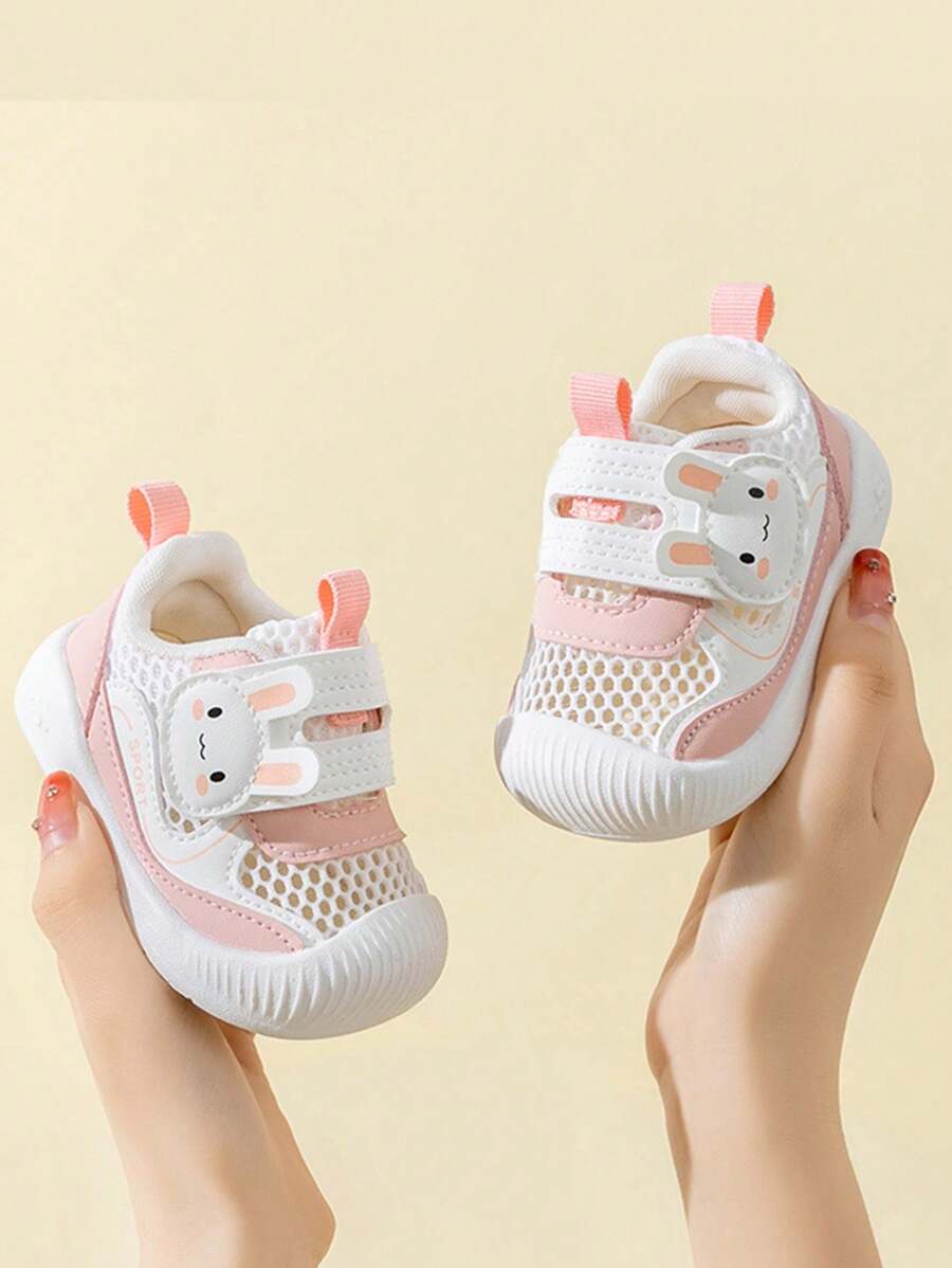 一雙卡通設計網狀PU鉤環平底休閒運動鞋，適合春夏季嬰幼兒穿著。 - 粉色 - 查看 1