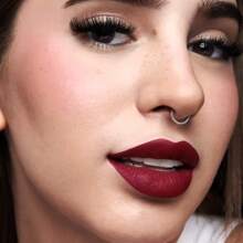 Lapiz Labial Mate Royal Red, Supermate Lips Studio Look Cyzone , Labial acabado mate con 5 beneficios para nutrir tus labios y hacer que luzcan increíbles, #1 Top Seller Mexico - Royal Red - Ver 2