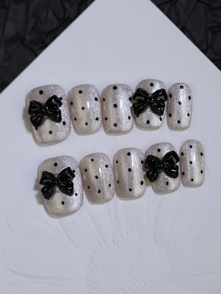 100% handgefertigte Aufklebe-Nägel im Vintage-Stil mit Polka Dots, Nude-Khaki Katzenauge-Effekt, manuelle Nägel mit schwarzen Schleifen-Charms, 10 Stück kurze quadratische wiederverwendbare Fake-Tipps für Nail Art Design, Saisonale Nagelpflege-Zubehör