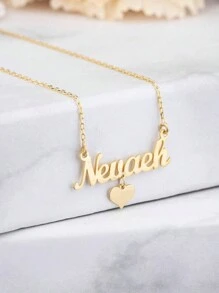 Un collier pendentif avec lettre de prénom personnalisé en anglais avec un cœur, en acier inoxydable - style classique et minimaliste