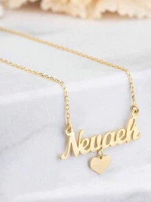 Un collier pendentif avec lettre de prénom personnalisé en anglais avec un cœur, en acier inoxydable - style classique et minimaliste