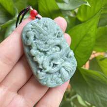 1 pezzo Ciondolo in Giada Verde Naturale a Forma di Drago, Drago Custode in Giada, Collana Custode della Pace, Interamente Intagliato a Mano, Ciondolo in Gemma Naturale, Collana in Quarzo Cristallino, Collana per Coppie, Regalo per Lei, Adatto come Regalo per Feste e Ricorrenze, Regalo in Quarzo Cristallino - Drago A - Visualizzare 7