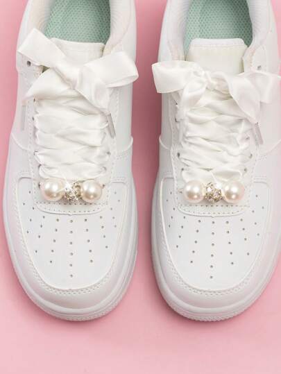 1 套白色缎面丝绸鞋带和 6 件水钻珍珠鞋饰，适合运动鞋和休闲鞋