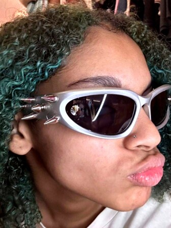 015068863-0002-wk68103 1 st. damer med liten båge, punkdesigner, originella, helt slutna sci-fi-glasögon, heavy metal, rockmusikfestival, festglasögon, retrostil, tjocka, personliga selfieglasögon för sommarstrandsemester, utomhus, resor