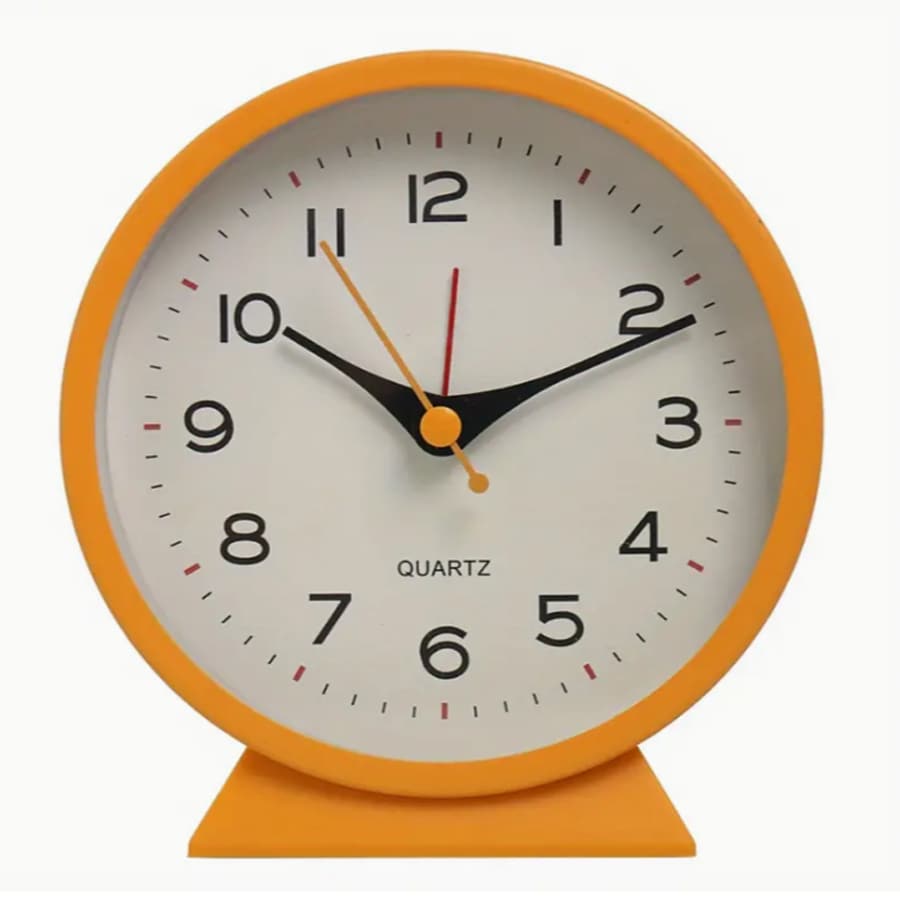 1 件 4.3*4.65 英寸电池供电古董复古模拟闹钟，小型静音床头台钟带夜灯，电池供电，贪睡，适用于客厅卧室床头桌、家居装饰、学校课桌使用、家居装饰、房间装饰礼物生日毕业数字时钟卧室装饰宿舍装饰返校学校装饰学校惊喜