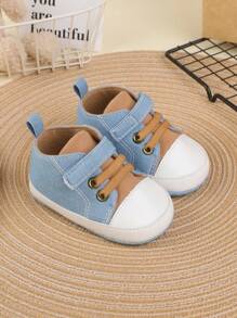 Un par de zapatillas de moda versátiles con suela plana y blanda, sin deslizamiento, con diseño de  y bloques de color, adecuadas para otoño, para niño bebé - Celeste - Ver 1