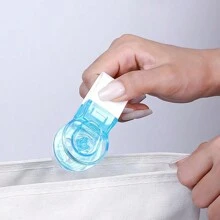 1 dispensador de medicamentos portátil con caja de medicamentos para pequeñas herramientas domésticas, tabletas, pastillas, herramienta auxiliar para abrir envasado de ampolla. El dispensador de pastillas de nuevo diseño es muy adecuado para personas que usan arte de uñas. El color predeterminado es fondo blanco y tapa azul - multicolor - Ver 1