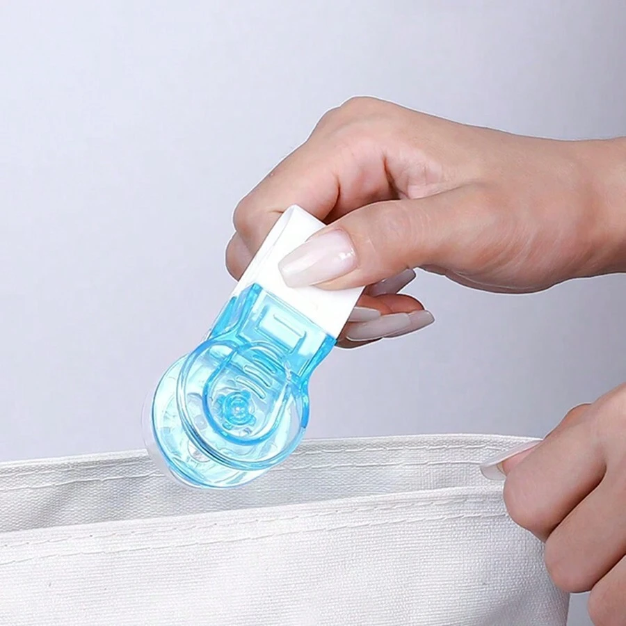 1 dispensador de medicamentos portátil con caja de medicamentos para pequeñas herramientas domésticas, tabletas, pastillas, herramienta auxiliar para abrir envasado de ampolla. El dispensador de pastillas de nuevo diseño es muy adecuado para personas que usan arte de uñas. El color predeterminado es fondo blanco y tapa azul - multicolor - Ver 1