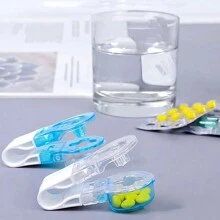 1 dispensador de medicamentos portátil con caja de medicamentos para pequeñas herramientas domésticas, tabletas, pastillas, herramienta auxiliar para abrir envasado de ampolla. El dispensador de pastillas de nuevo diseño es muy adecuado para personas que usan arte de uñas. El color predeterminado es fondo blanco y tapa azul - multicolor - Ver 2