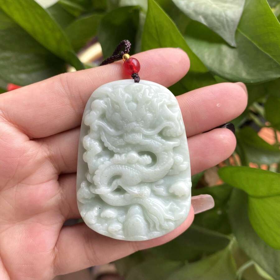 1 pezzo Ciondolo in Giada Verde Naturale a Forma di Drago, Drago Custode in Giada, Collana Custode della Pace, Interamente Intagliato a Mano, Ciondolo in Gemma Naturale, Collana in Quarzo Cristallino, Collana per Coppie, Regalo per Lei, Adatto come Regalo per Feste e Ricorrenze, Regalo in Quarzo Cristallino