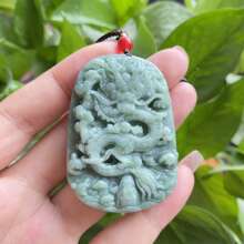 1 pezzo Ciondolo in Giada Verde Naturale a Forma di Drago, Drago Custode in Giada, Collana Custode della Pace, Interamente Intagliato a Mano, Ciondolo in Gemma Naturale, Collana in Quarzo Cristallino, Collana per Coppie, Regalo per Lei, Adatto come Regalo per Feste e Ricorrenze, Regalo in Quarzo Cristallino - Drago A - Visualizzare 9