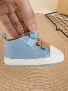 Un par de zapatillas de moda versátiles con suela plana y blanda, sin deslizamiento, con diseño de  y bloques de color, adecuadas para otoño, para niño bebé - Celeste - Ver 6