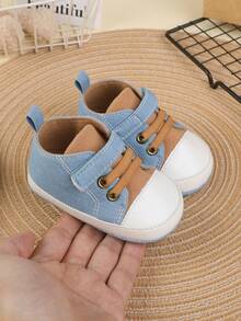 Un par de zapatillas de moda versátiles con suela plana y blanda, sin deslizamiento, con diseño de  y bloques de color, adecuadas para otoño, para niño bebé - Celeste - Ver 5