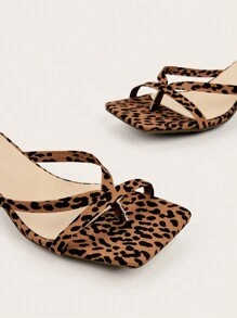 Fashionable Leopard Print Comfortable Thong Sandals, Flexible Sole, Random Strap Color - Brown - View 2