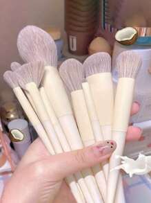 11件套化妆刷套装，包含粉底刷、腮红刷、眼影刷、唇刷等，柔软舒适，是打造精致妆容的理想之选。 - 白色 - 查看 5