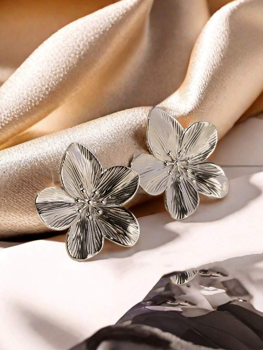 1 Pair Vintage French Exaggerated Floral Design Earrings, Suitable For Daily Wear, Gift For Valentine's Day, Mother's Day - Silver - View 1
