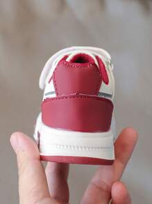 Dziecięce buty sportowe z kolorowymi literami, miękkie i wygodne, odpowiednie do noszenia na zewnątrz i na co dzień, na cztery pory roku